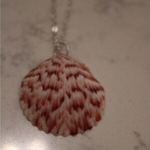 Chic Shell Pendant Necklace in pink and white